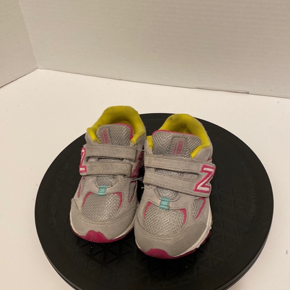Girls toddler Balance Kid's 888 V2 Hook and Loop Running Shoe size 6